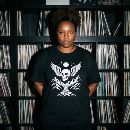 Woman wearing the Bachdenkel black graphic tee