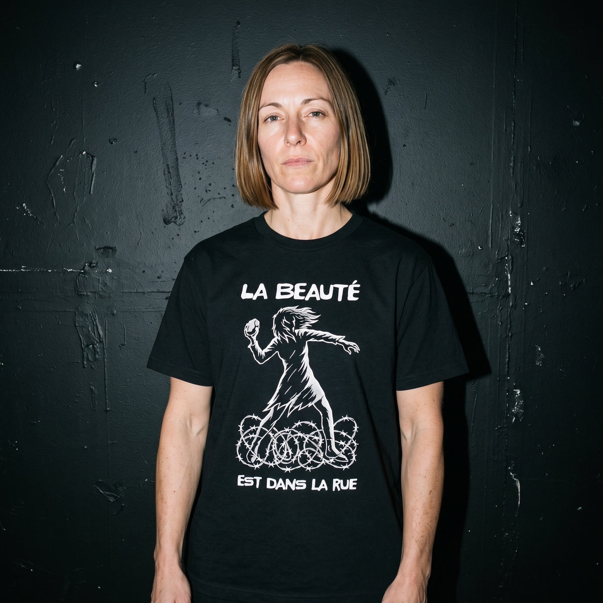 Woman wearing the La Beauté est dans la Rue black graphic tee