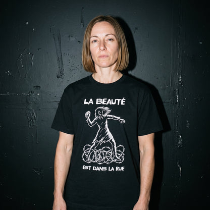 Woman wearing the La Beauté est dans la Rue black graphic tee