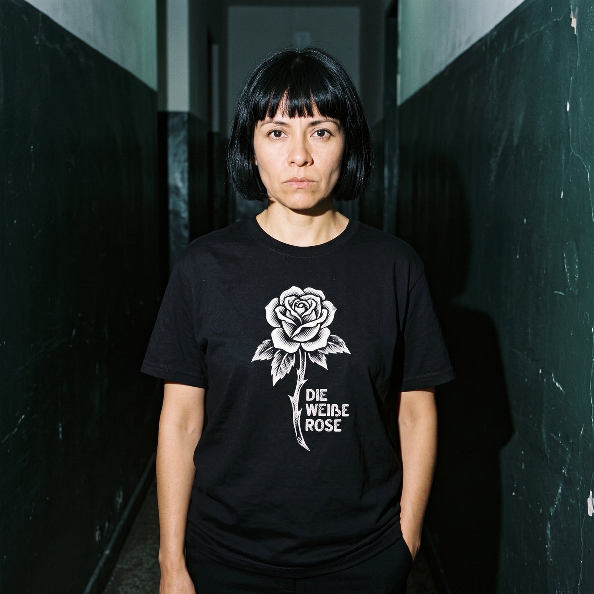 Woman wearing the Die Weiße Rose black graphic tee