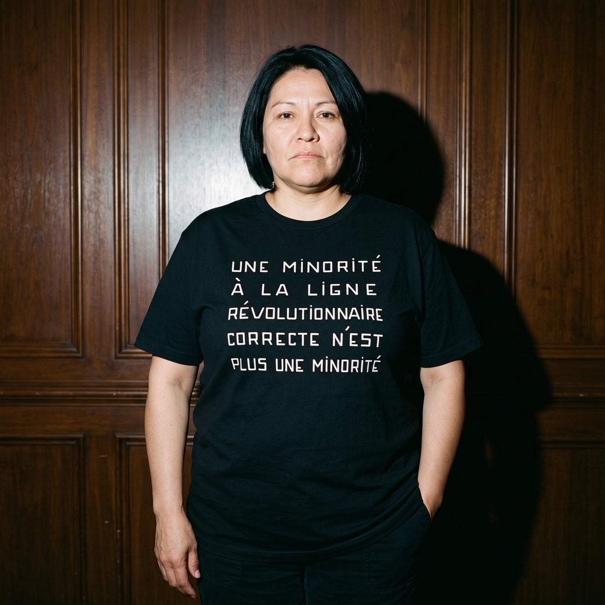 Woman wearing the Une Minorité à la Ligne Révolutionnaire Correcte n'est plus une Minorité black graphic tee